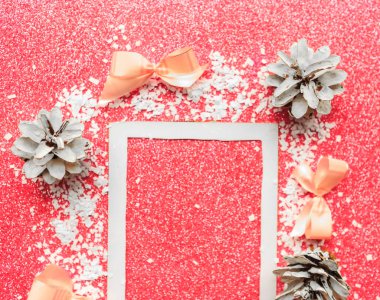Pembe parıltılı arka planda Noel süslemeleri olan fotoğraf çerçevesi. Xmas tebrik kartı, pankart. Metin için alanı kopyala