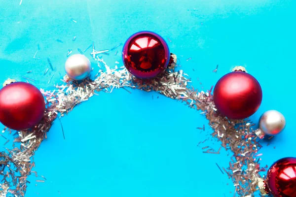 Rodada Prata Ouropel Moldura Natal Com Bolas Vermelhas — Fotografia de Stock