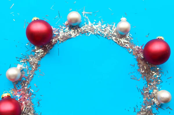 Quadro Ouropel Prata Redonda Decorações Natal Fundo Azul Brilhante Copiar — Fotografia de Stock