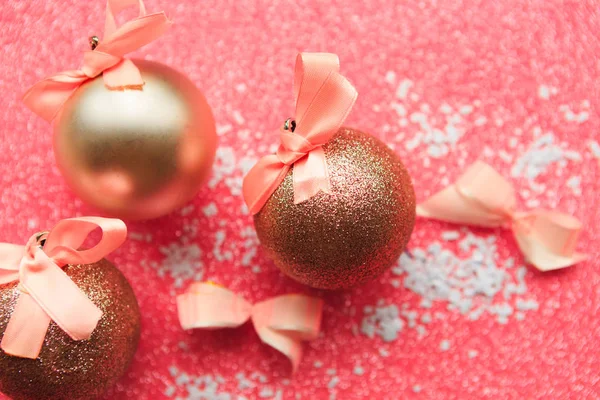 Різдвяні Кульки Рожевому Блискучому Фоні Плоский Простір Вид Зверху Простір — стокове фото