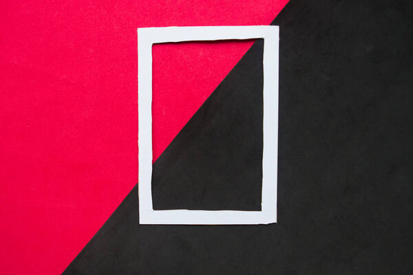 Белая рамка на красном и черном геометрическом фоне бумаги
