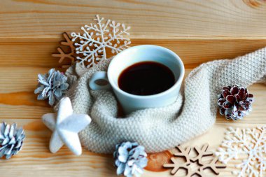 Beyaz kahve fincanı ve ahşap arka planda Noel süslemeleri. Sıcak kış hala hayat konsepti
