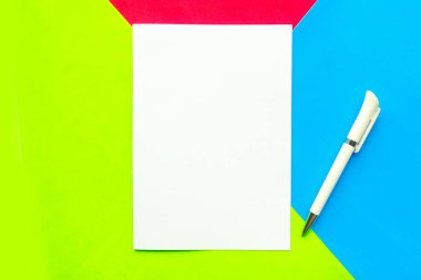 Geometrik yeşil, mavi ve kırmızı arka planda beyaz model ve kalem. En küçük kavram, metin için kopyalama alanı