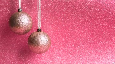Pembe renkli arka planda iki pembe top. Noel ya da yeni yıl konsepti. Metin için alanı kopyala