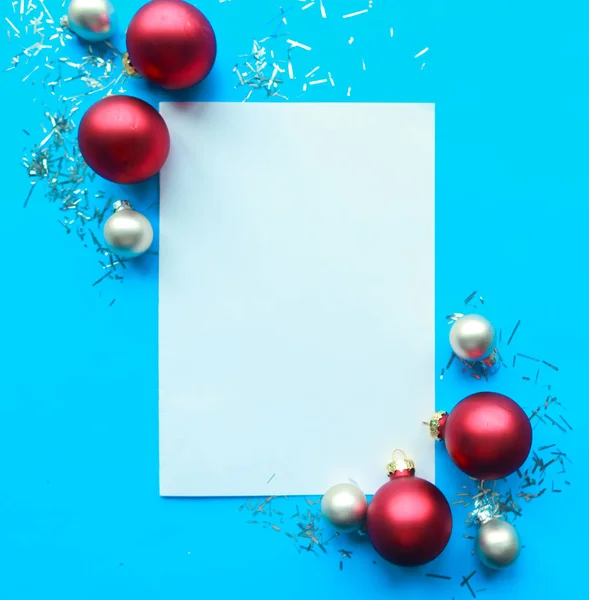 Χριστουγεννιάτικη Σύνθεση Άσπρα Και Κόκκινα Μπιχλιμπίδια Ανοιχτό Μπλε Φόντο Χριστούγεννα — Φωτογραφία Αρχείου