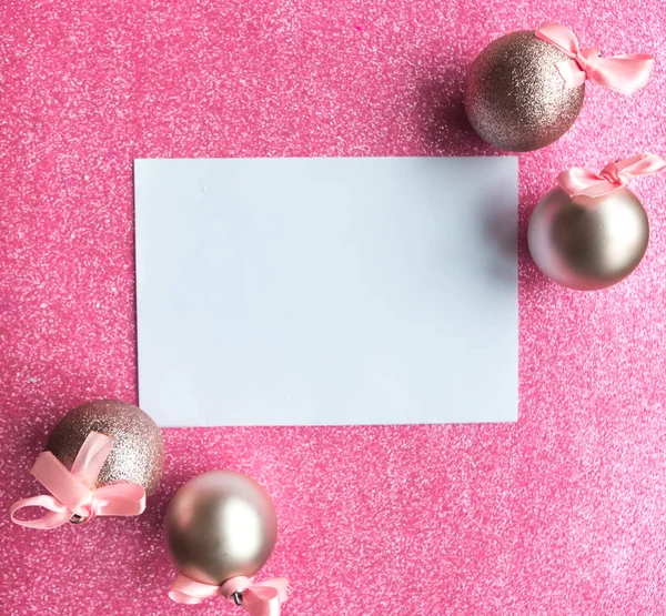 Χριστουγεννιάτικη Ευχετήρια Κάρτα Mockup Μπιχλιμπίδια Ροζ Φόντο — Φωτογραφία Αρχείου