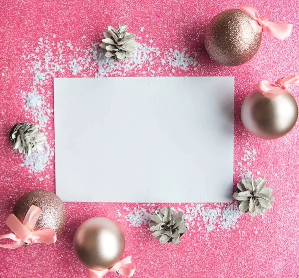 Χριστουγεννιάτικη Σύνθεση Λευκό Μακιγιάρισμα Κενό Και Χριστουγεννιάτικα Στολίδια Ροζ Φόντο — Φωτογραφία Αρχείου