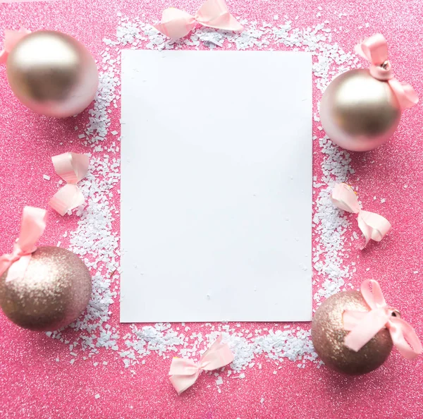 Χριστουγεννιάτικη Σύνθεση Λευκό Μακιγιάρισμα Κενό Και Χριστουγεννιάτικα Στολίδια Ροζ Φόντο — Φωτογραφία Αρχείου