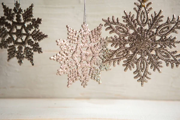 Ahşap Arka Planda Tane Dekoratif Gümüş Kar Tanesi Noel Veya — Stok fotoğraf