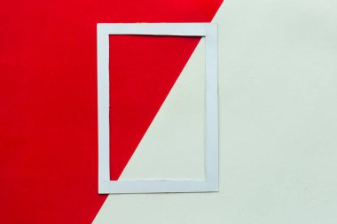 Geometrik kırmızı ve beyaz arkaplanda beyaz model fotoğraf çerçevesi. Metin için alanı kopyala