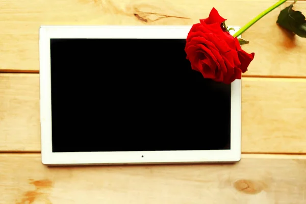 黒いモックアップタブレットと赤の木製の背景に上昇した バレンタインデーグリーティングカード — ストック写真