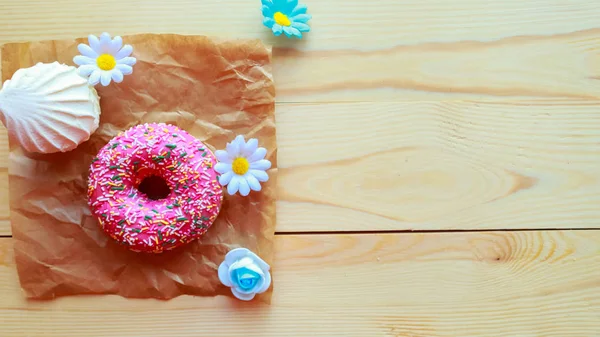 White Zefir Pink Donut Wooden Table Top View Copy Space — Stock Photo, Image
