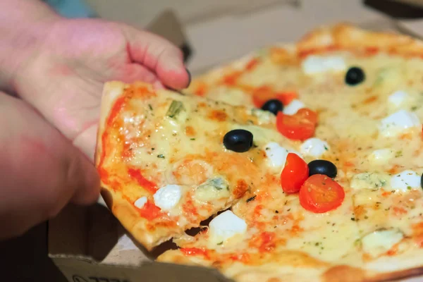 Mädchen Nimmt Hausgemachte Pizza Mit Ihren Händen Nahaufnahme — Stockfoto