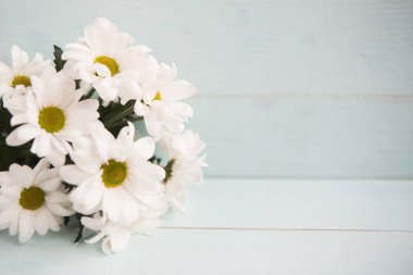 Beyaz kasımpatı buketi, ahşap zemin, kopyalama alanı