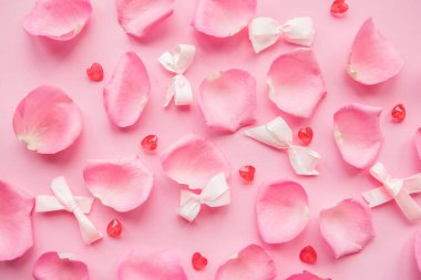 Pembe arka planda pembe gül yaprakları. 