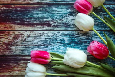 Pembe ve beyaz laleler ve tahta arka planda boş maket. Paskalya ya da Anneler Günü tebrik kartı. Teçhizat için boşluk kopyala