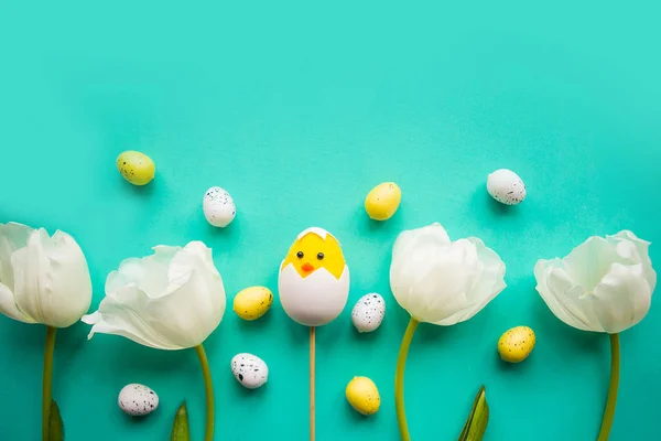 stock image Toy chicken, quail eggs and white tulips on bright background. Easter concept