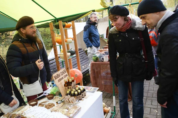 Minsk Belarus September 2018 Young Farmer Sells His Produce Fair — 图库照片