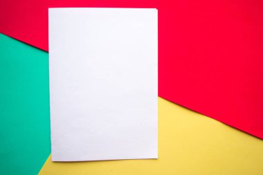 Beyaz kağıt modeli yeşil, kırmızı ve sarı geometrik kağıt arkaplan, minimal konsept