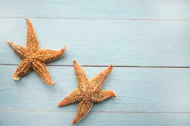 Ahşap arka planda iki deniz yıldızı. Metin için alanı kopyala. Yaz tatili kavramı