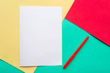 Geometrik sarı, kırmızı ve yeşil arka planda beyaz model boş. Ofis kavramı