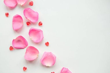 Beyaz arka planda pembe gül yaprakları. Sevgililer Günü konsepti