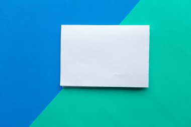 Geometrik mavi ve yeşil kağıt arkaplanda beyaz model boş