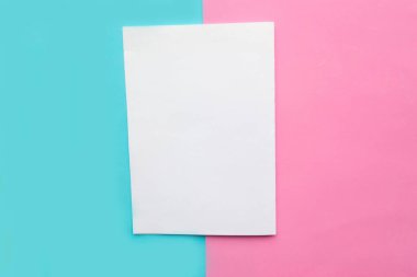 Geometrik pembe ve mavi kağıt arkaplan dokusunda beyaz model boş