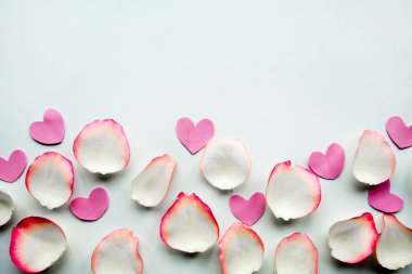 Beyaz arka planda beyaz gül yaprakları. Sevgililer Günü konsepti