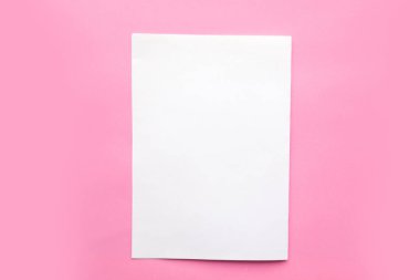 Pembe arka planda beyaz model boş