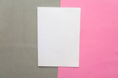 Gri ve pembe geometrik kağıt arkaplan dokusu üzerinde beyaz model boş