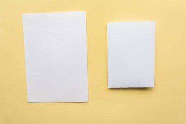 Sarı arka planda iki beyaz model boş.