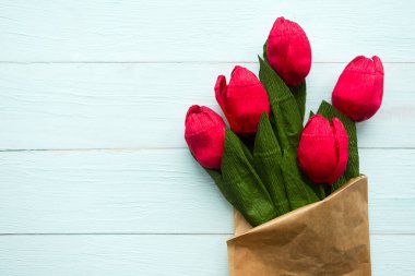 Ahşap zemin üzerinde el işi kağıt laleler