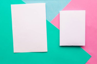 Pembe, mavi ve yeşil renkli arka planda iki beyaz model boş. Metin için alanı kopyala. Asgari konsept