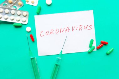 COVID2019 konsepti. yeşil arka planda haplar