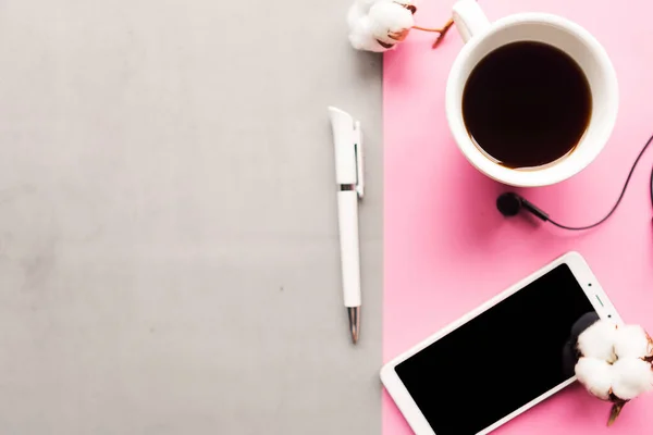 咖啡杯和模拟手机灰色和粉红色的粉刷背景 顶部视图 最低限度概念 — 图库照片