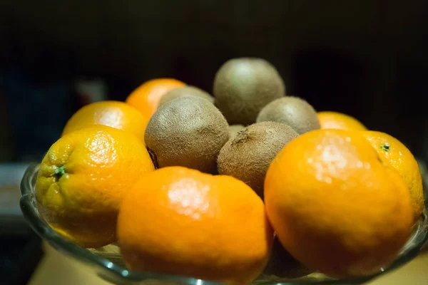 Płyta Pomarańczami Kiwi — Zdjęcie stockowe