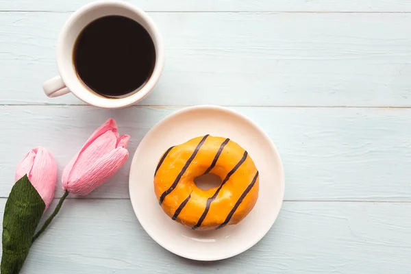 Donut Och Kaffekopp Trä Bakgrund Ovanifrån — Stockfoto