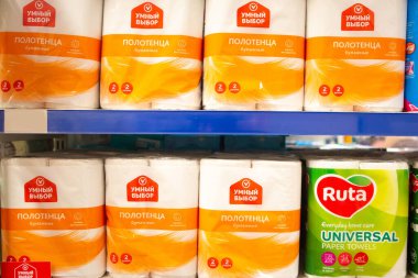 Minsk / Belarus - 20 Mart 2020: Dükkandaki tuvalet kağıdı. Raflarda bir sürü tuvalet kağıdı var.