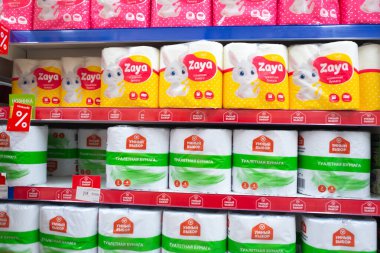 Minsk / Belarus - 20 Mart 2020: Dükkandaki tuvalet kağıdı. Raflarda bir sürü tuvalet kağıdı var.