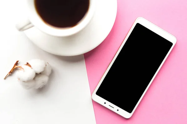 黑色模仿手机和咖啡杯的粉色和白色背景 最低限度概念 — 图库照片