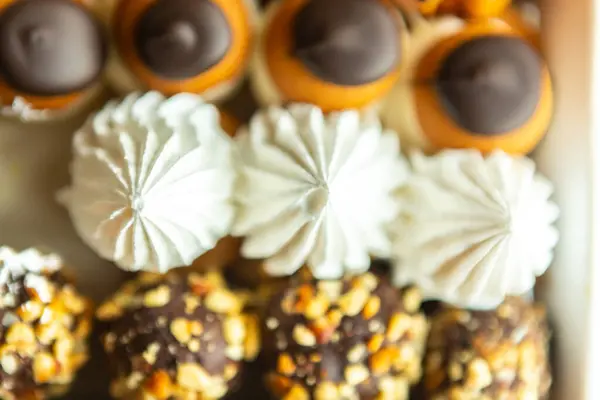 さまざまな甘いケーキの箱 トップビー — ストック写真