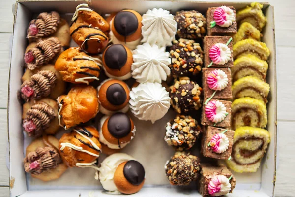 さまざまな甘いケーキの箱 トップビー — ストック写真