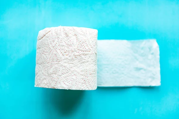 Soft Kertas Toilet Putih Gulung Pada Latar Belakang Biru Konsep — Stok Foto