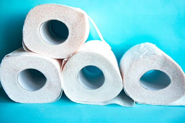 Rollos Papel Higiénico Blanco Suave Sobre Fondo Azul — Foto de Stock