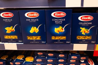 Minsk / Belarus - 20 Mart 2020: Mağazada spagetti paketleri. Karantina-2020 kavramı