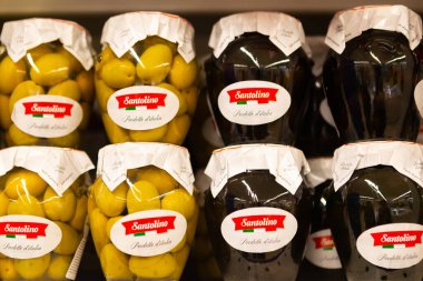 Minsk / Belarus - 20 Mart 2020: Bir mağazadaki rafta duran turşular