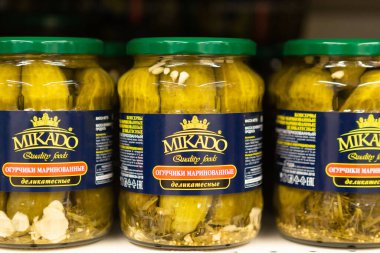 Minsk / Belarus - 20 Mart 2020: Bir mağazadaki rafta duran turşular