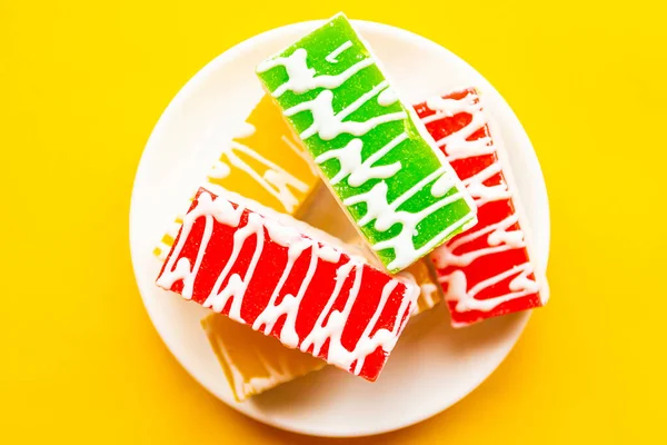 Köstliche Kuchen Auf Einem Teller Draufsicht Leuchtend Gelber Hintergrund Minimal — Stockfoto