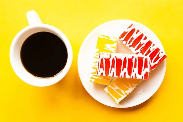 Вкусные Торты Тарелке Чашке Кофе Вид Сверху Яркий Желтый Фон — стоковое фото